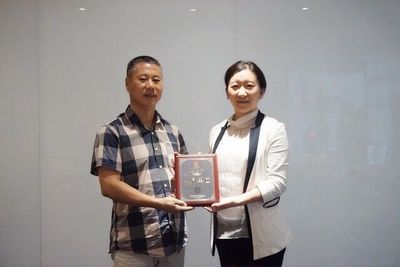 浙江省辽宁商会执行会长刘辉为会员巴珍、丁明全授牌 共促旧机动车购销业务规范发展